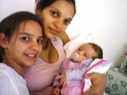 Giovana da Silva, com as filhas Juliana e Helena
