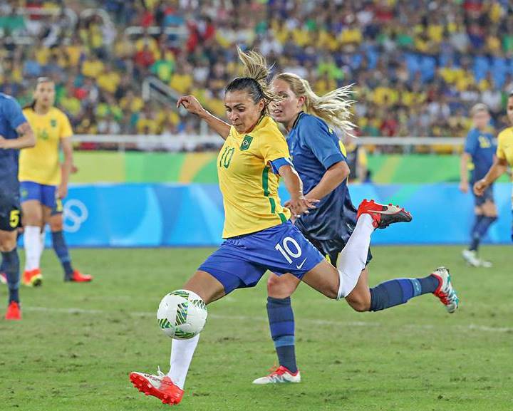 Futebol feminino ainda é predominantemente amador no Brasil